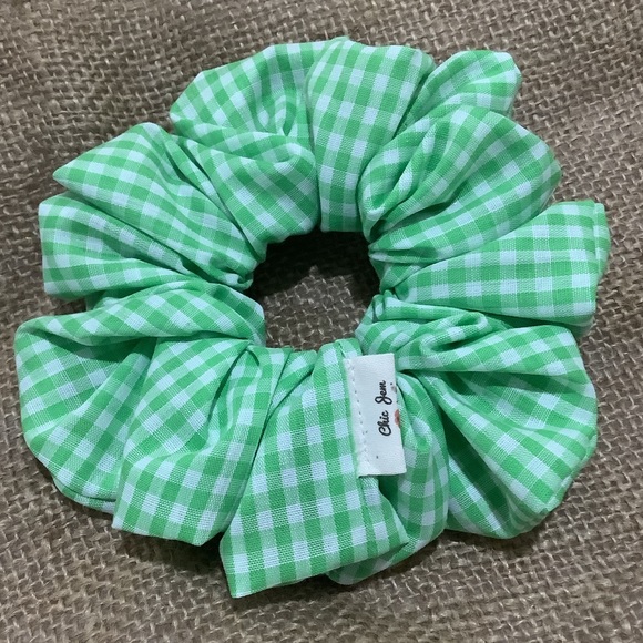 Handmade Green gingham summer scrunchie - Picture 4 of 4